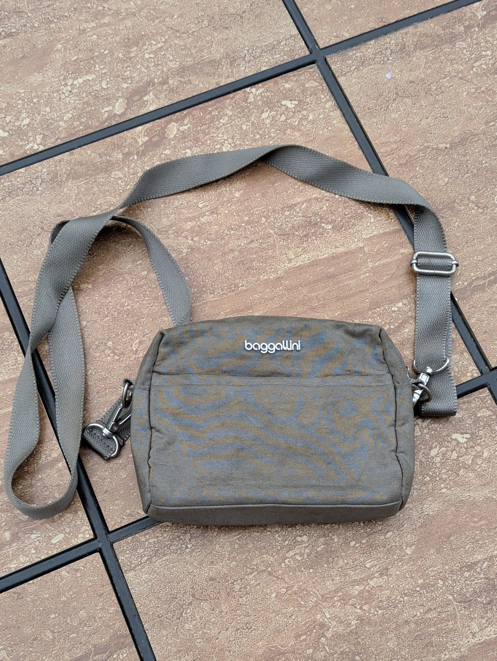 Baggallini gray nylon crossbody belt bag